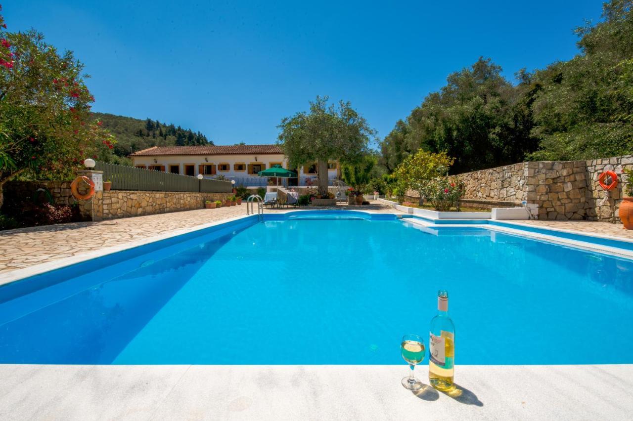 Aphrodite Studios & Apt With Pool Lákka エクステリア 写真